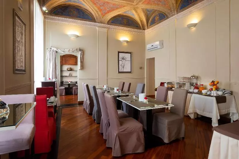 هتل Hnn Luxury Suites