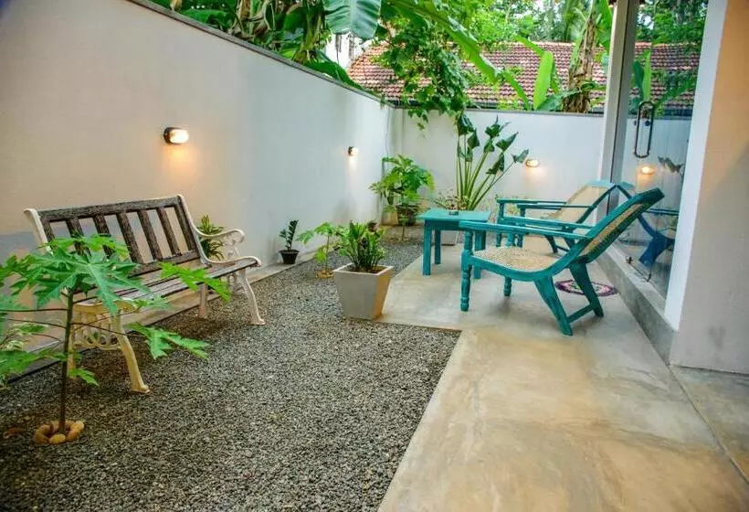 ペンション Doors Guesthouse & Cafe