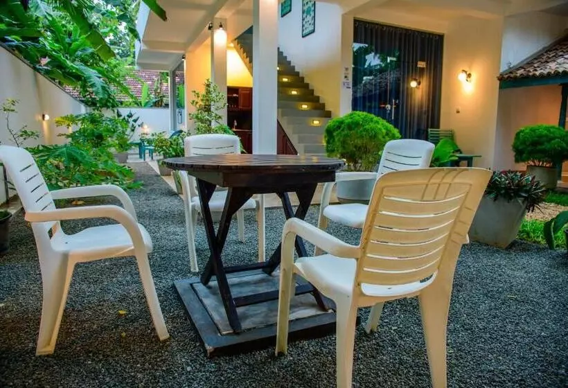 ペンション Doors Guesthouse & Cafe