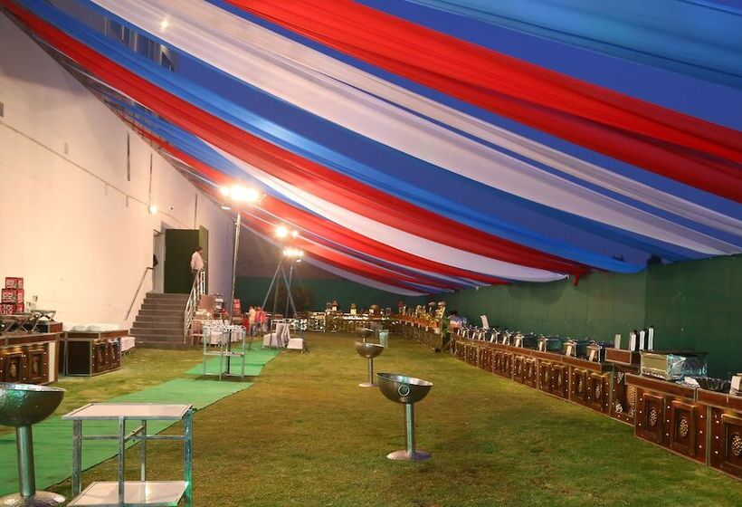 Отель The Ravindram