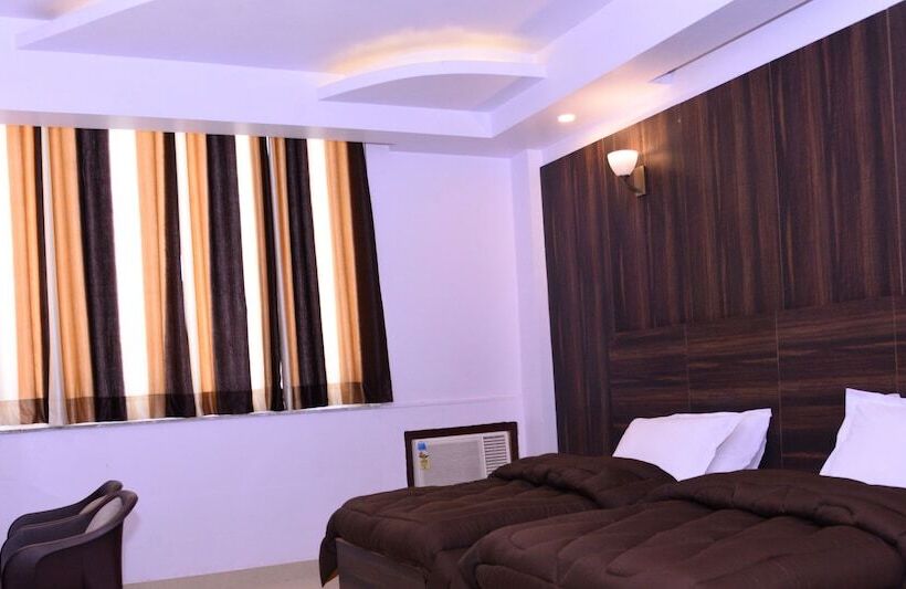 Отель The Ravindram