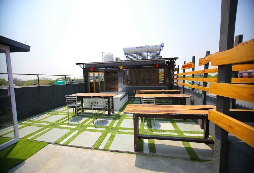 بنسيون Osaka Taj