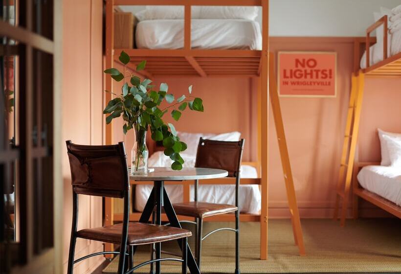 The Chicago Hotel Collection Wrigleyville