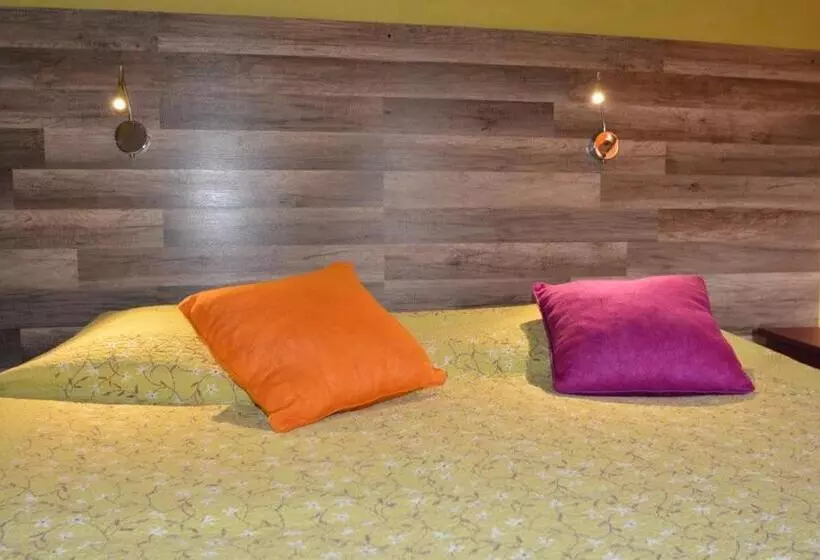 ペンション La Tuilière En Luberon