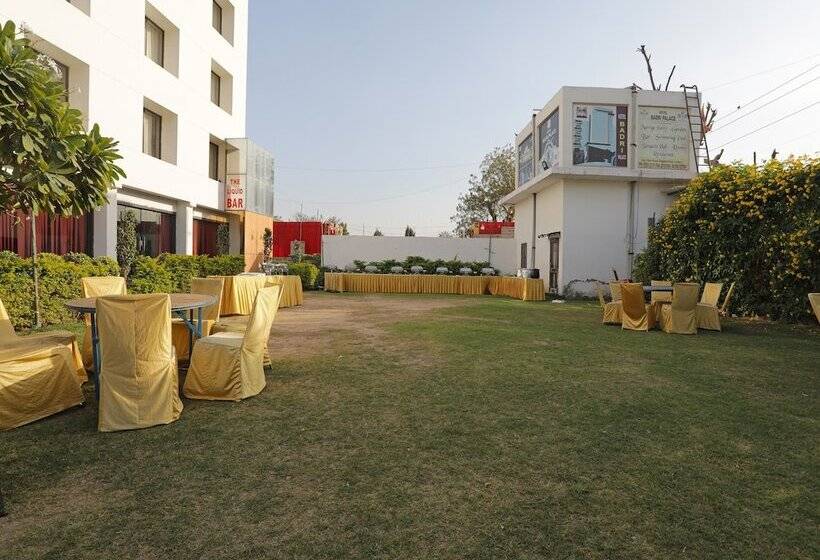 בית מלון כפרי Oyo 11973 Badri Palace