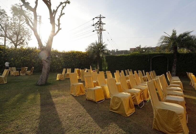 בית מלון כפרי Oyo 11973 Badri Palace