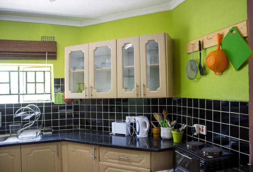 پانسیون Thamalakane Guest House