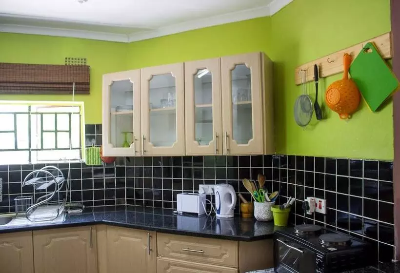 پانسیون Thamalakane Guest House