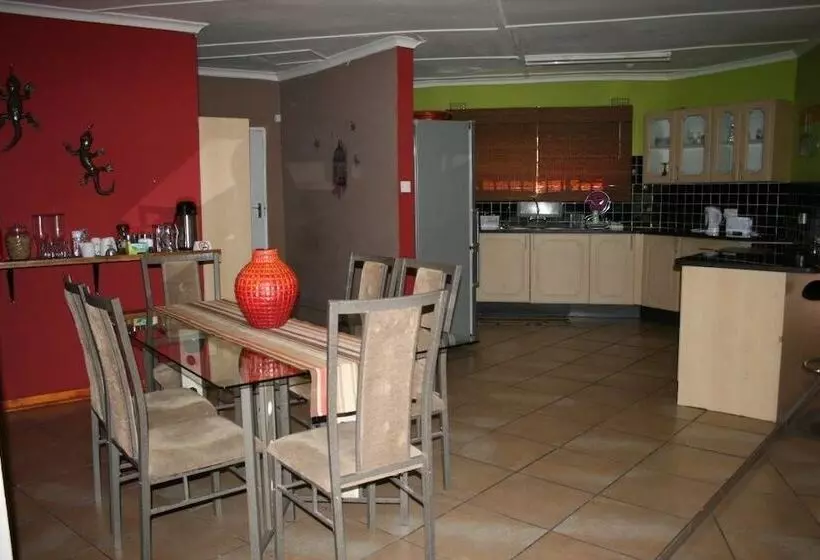 پانسیون Thamalakane Guest House