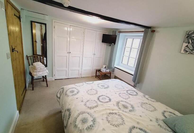 הוסטל The Harp Inn