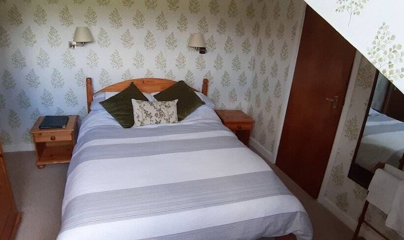 הוסטל The Harp Inn