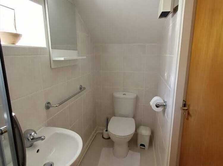 הוסטל The Harp Inn