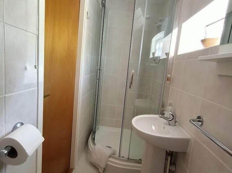 הוסטל The Harp Inn