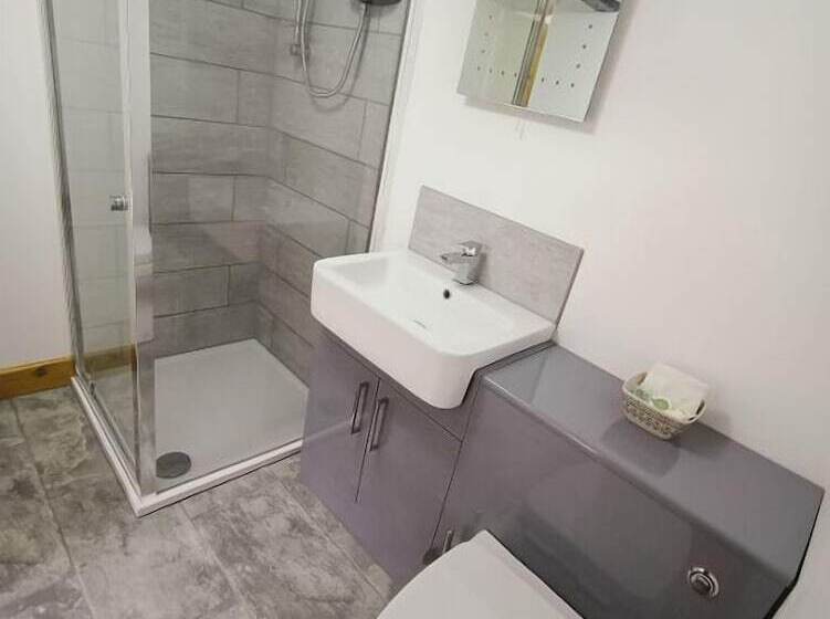 הוסטל The Harp Inn