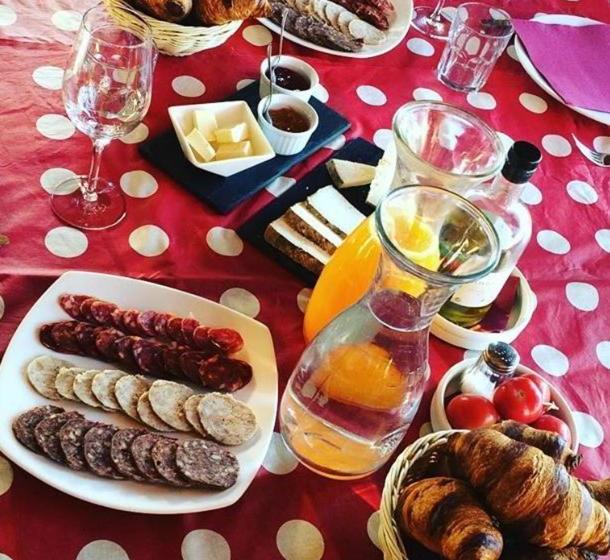 تختخواب و صبحانه Clos Figueras