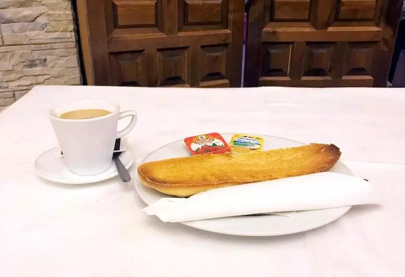 پانسیون Hostal La Zarza