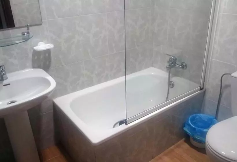 پانسیون Hostal La Zarza