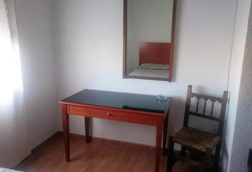 پانسیون Hostal La Zarza