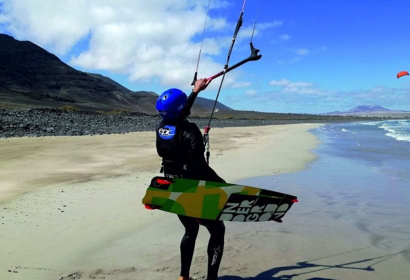 بنسيون Surfhouse Hostel Famara