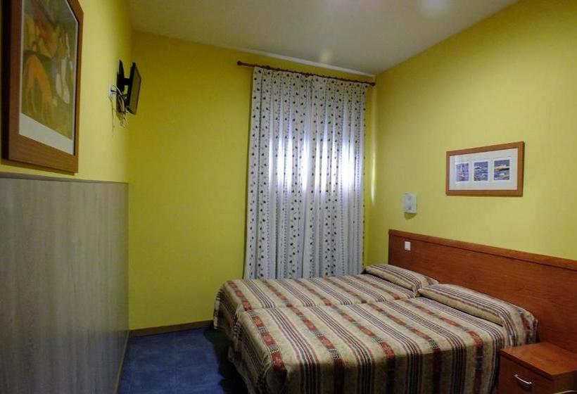 پانسیون Hostal Los Claveles