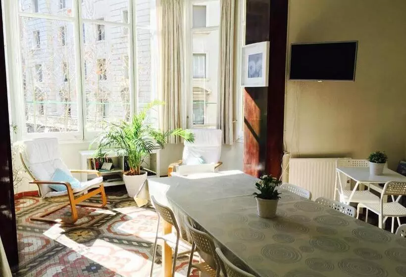 پانسیون Hostal Eixample