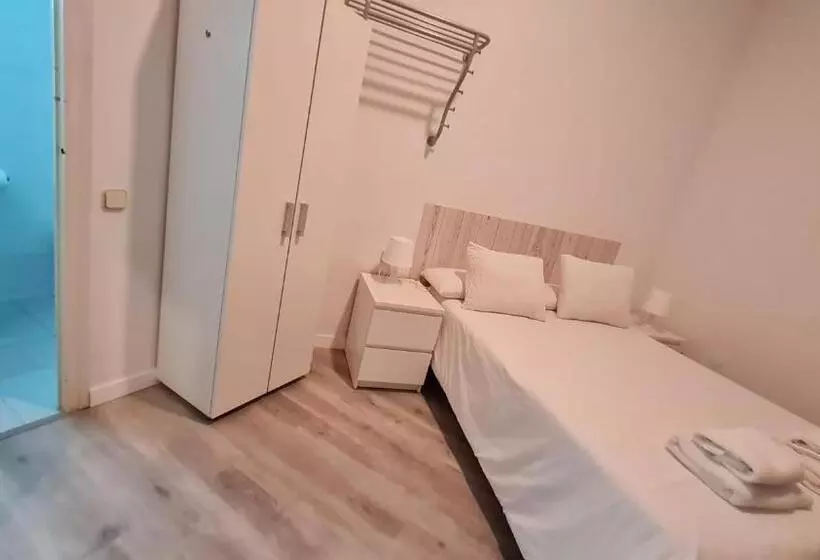 پانسیون Hostal Eixample