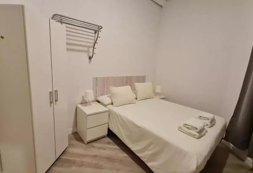 پانسیون Hostal Eixample
