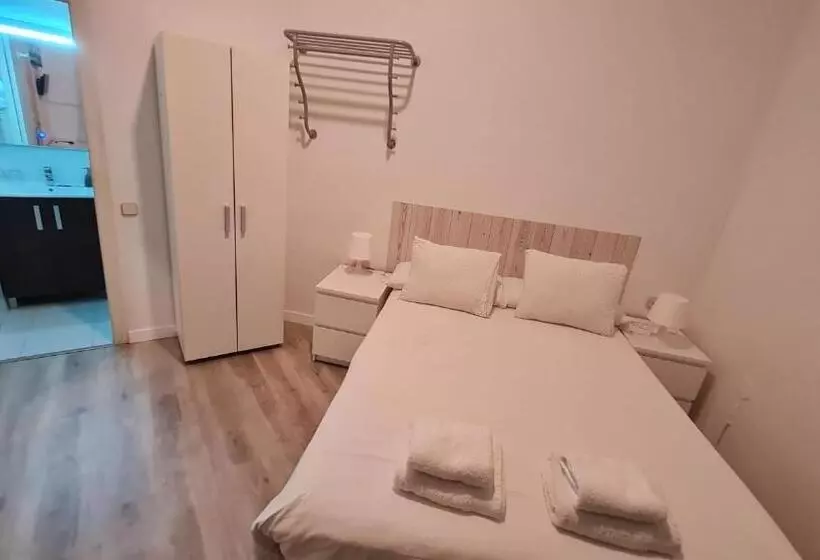 پانسیون Hostal Eixample