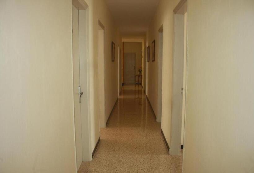 پانسیون Hostal Torre Mar