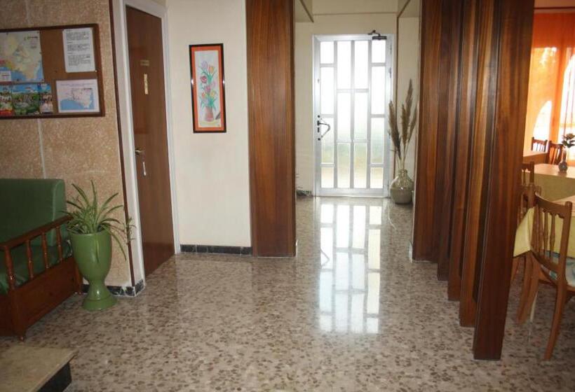 پانسیون Hostal Torre Mar