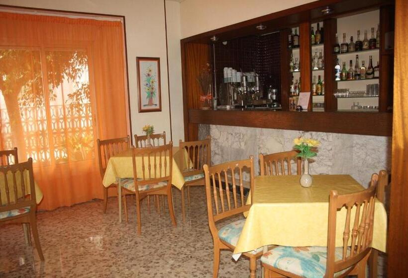پانسیون Hostal Torre Mar