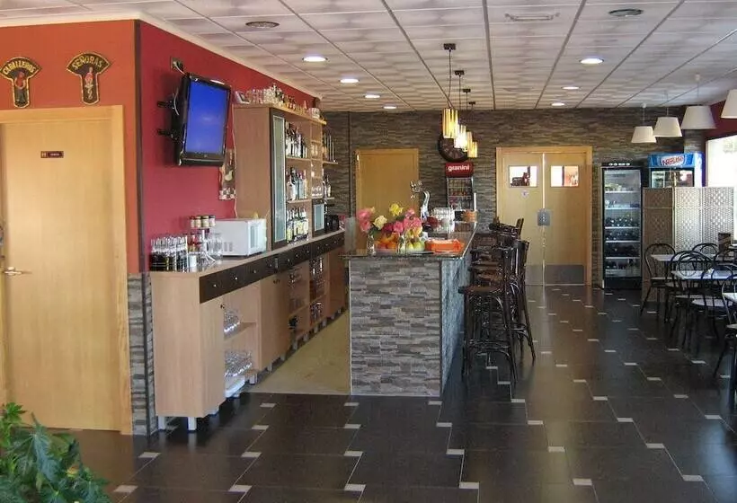 ホテル Restaurante Rural Cau Blanch