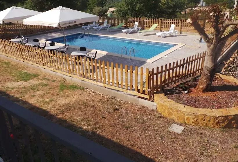 ホテル Restaurante Rural Cau Blanch