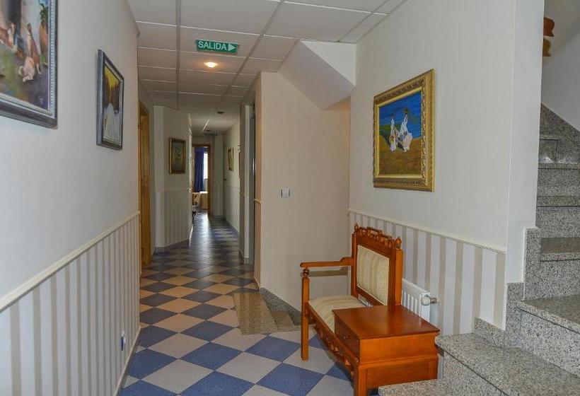 פנסיון Hostal Linares