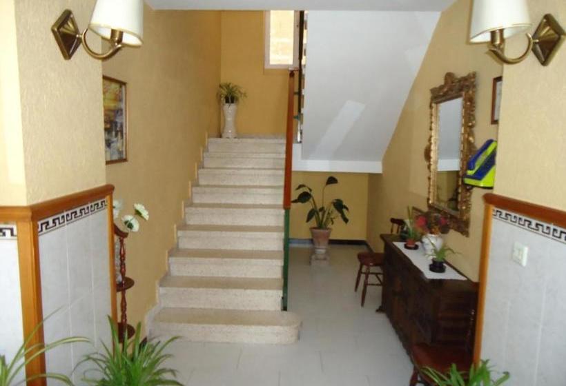 بنسيون Hostal Los Claveles