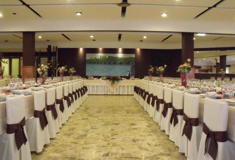 بنسيون Hostal Salones Victoria