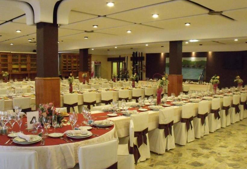 بنسيون Hostal Salones Victoria