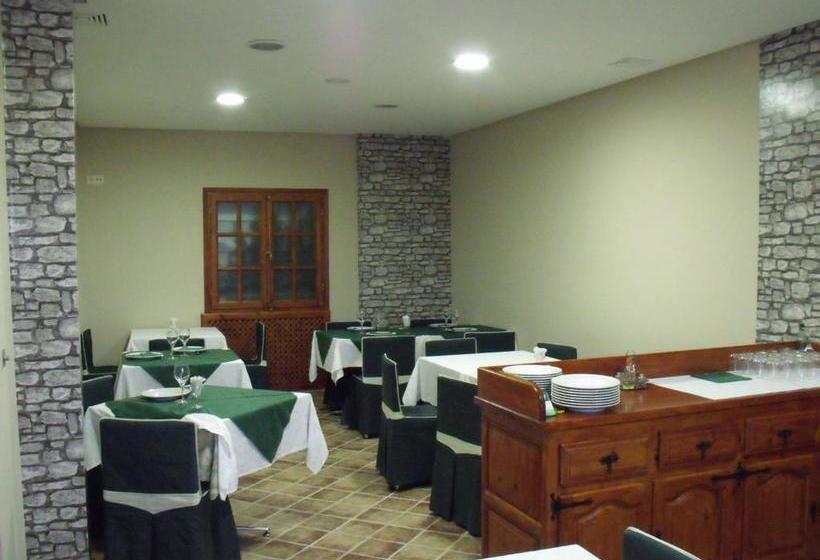 بنسيون Hostal Salones Victoria