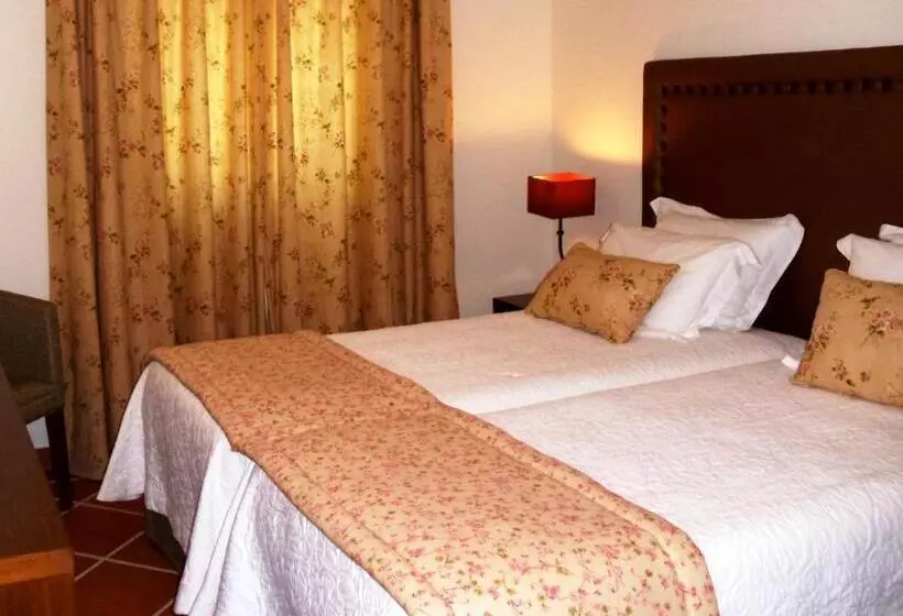 Retkeilymaja Casa Do Largo   Golegã   Turismo De Habitação