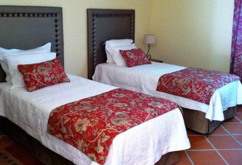 Retkeilymaja Casa Do Largo   Golegã   Turismo De Habitação