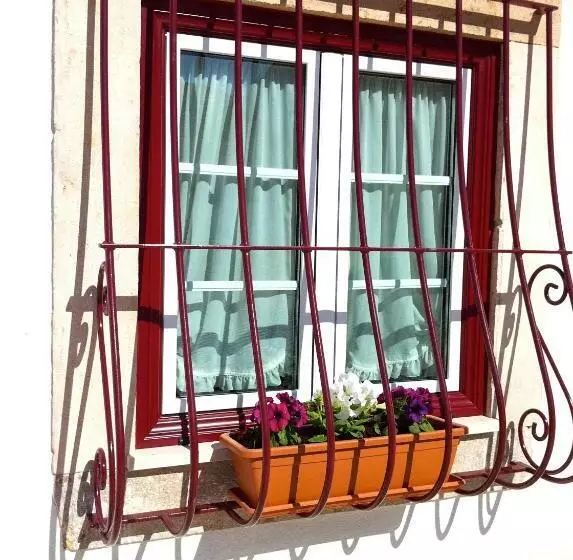 Retkeilymaja Casa Do Largo   Golegã   Turismo De Habitação