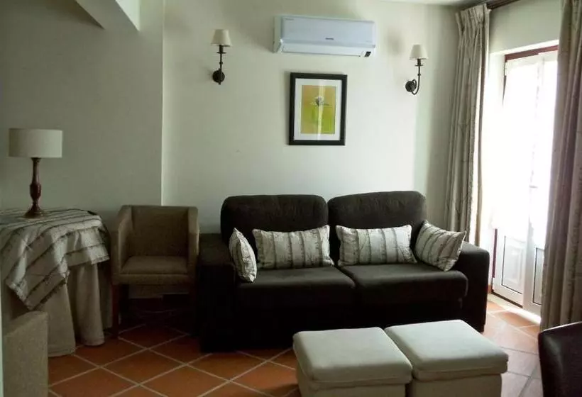 Retkeilymaja Casa Do Largo   Golegã   Turismo De Habitação