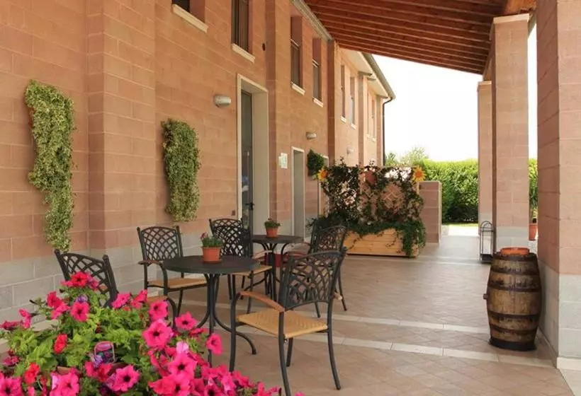 هتل Agriturismo B&b Il Girasole