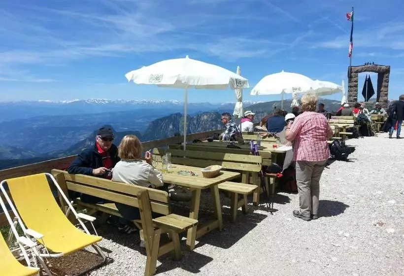 Retkeilymaja Rifugio Fronza Alle Coronelle Kölner Hütte
