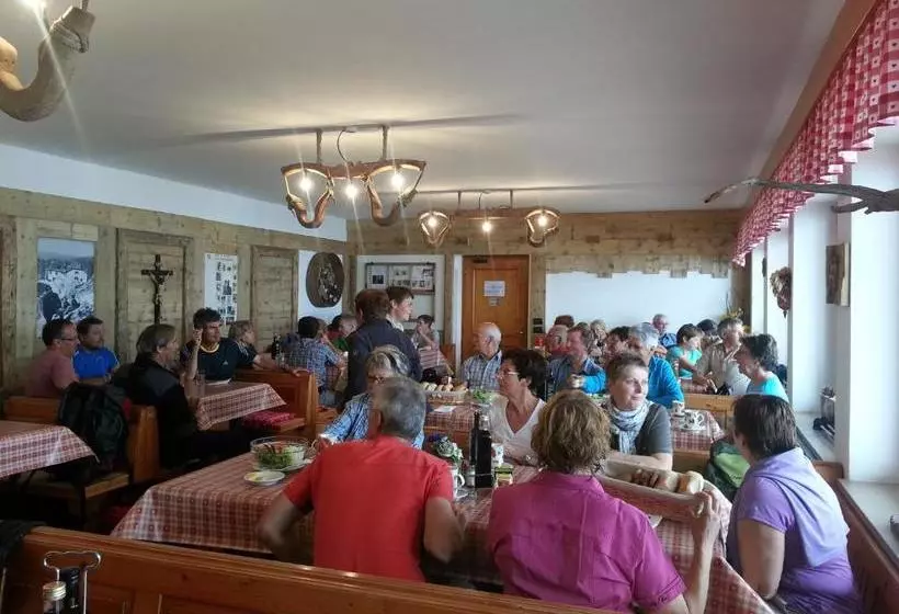 Retkeilymaja Rifugio Fronza Alle Coronelle Kölner Hütte