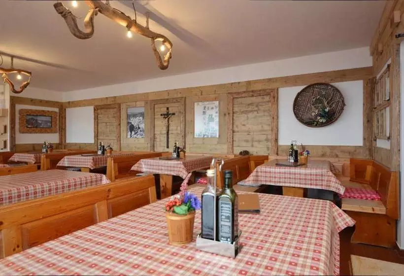 Retkeilymaja Rifugio Fronza Alle Coronelle Kölner Hütte