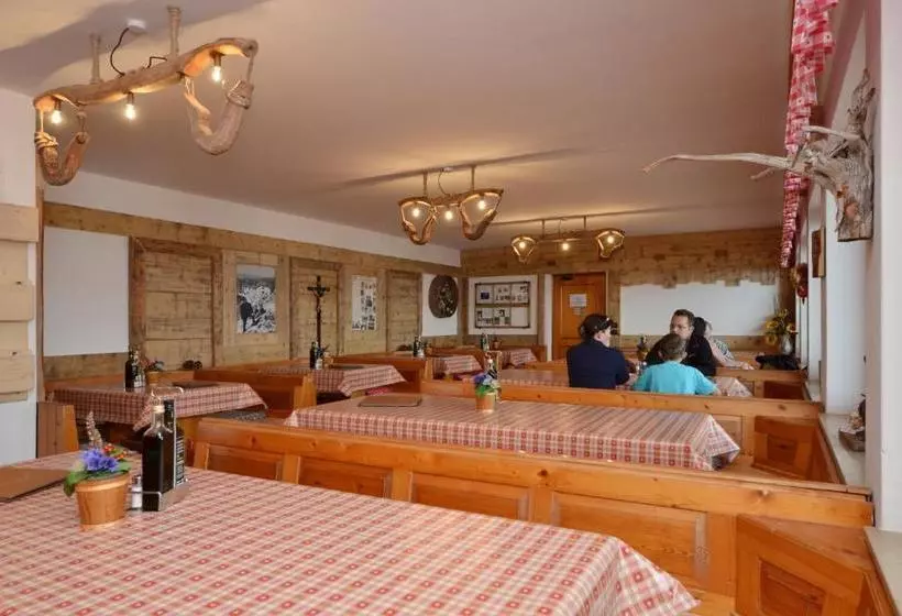 Retkeilymaja Rifugio Fronza Alle Coronelle Kölner Hütte