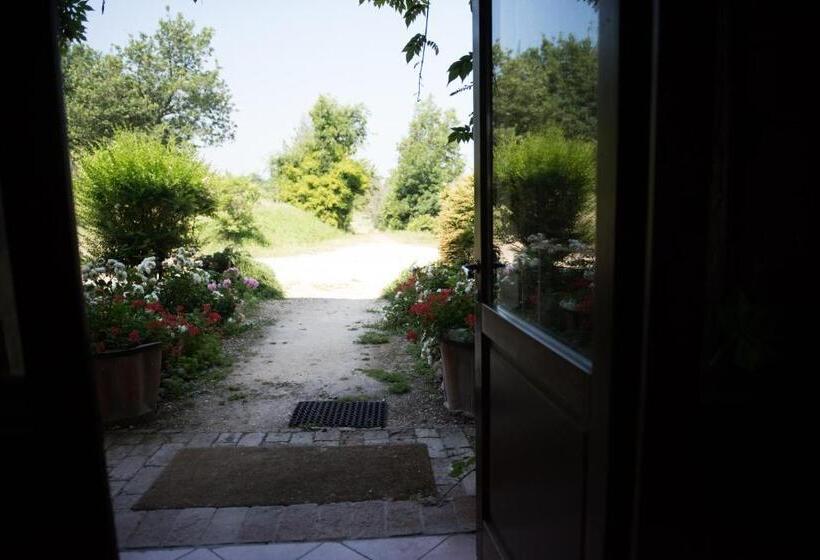 ホテル Agriturismo Montevecchio Isolani