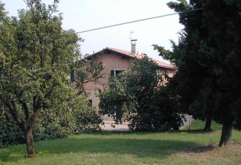 ホテル Agriturismo Montevecchio Isolani