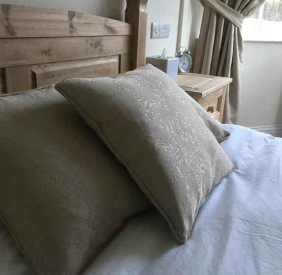 بنسيون Three Crowns Guest House